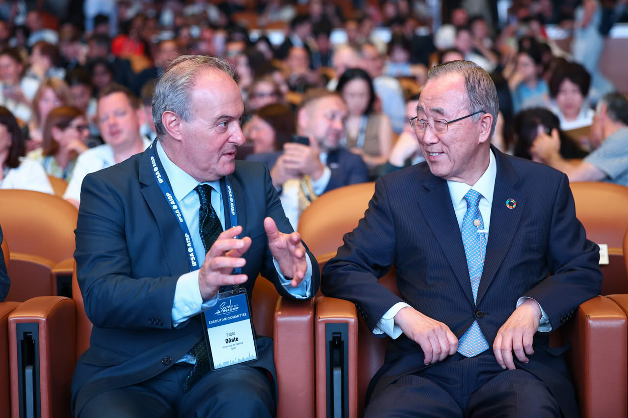 Ban Ki-moon and IPSA President Pablo Oñate before the plenary address.