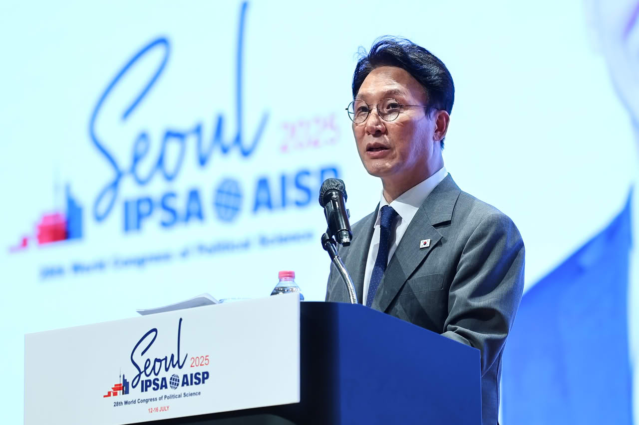 Kim Minseok, Prime Minister of the Republic of Korea, addresses delegates at the IPSA World Congress.