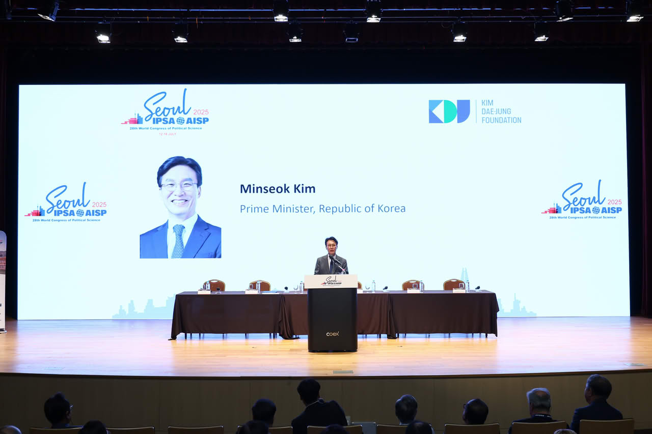 Kim Minseok, Prime Minister of the Republic of Korea, addresses delegates at the IPSA World Congress.