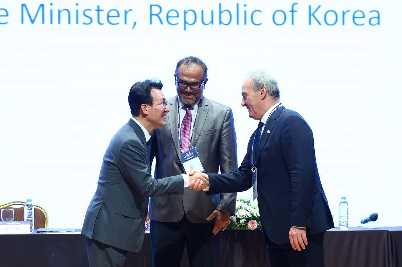 Prime Minister of the Republic of Korea Kim Minseok with Kim Dae-jung Award recipient T.V. Paul and IPSA President Pablo Oñate.