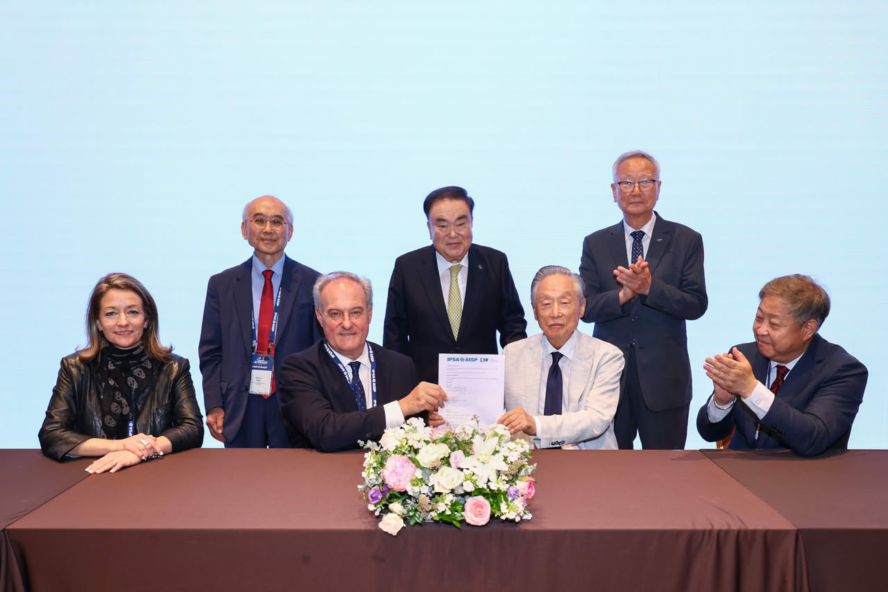 The official MoU signing ceremony between IPSA and the Kim Dae-jung Foundation took place following the roundtable discussion. The agreement regarding the Kim Dae-jung Award was signed by IPSA President Pablo Oñate and Kwon Noh-Gap, Chairman of the Kim Dae-jung Foundation.