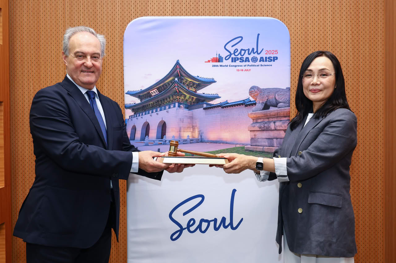 IPSA Past President Pablo Oñate and IPSA President Yuko Kasuya