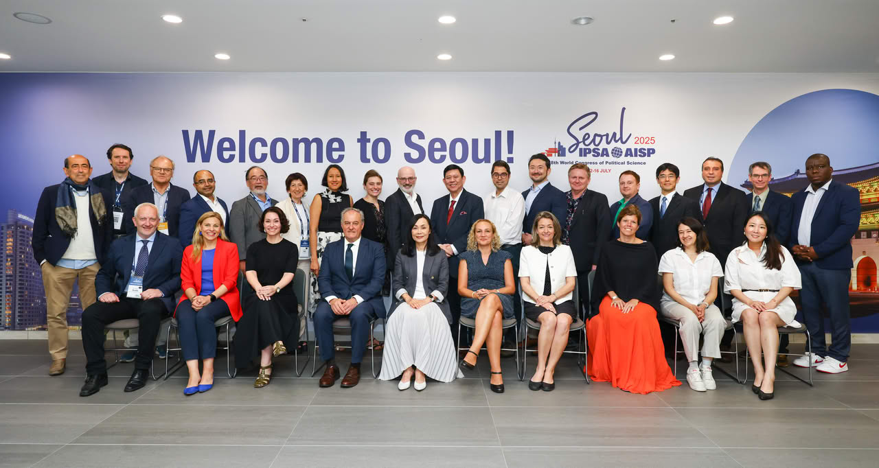 Seated (left to right): Fortunato Musella, Magdalena Musiał-Karg, Vanessa Elias De Oliveira, Pablo Oñate, Yuko Kasuya, Hasret Dikici Bilgin, Kim Fontaine-Skronski, Annika Hinze, Esperanza Palma, Min Hee Go.
Standing (left to right): Mauro Calise, Stephen Sawyer, Ferdinand Müller-Rommel, Indrajit Roy, John Ishiyama, Francesca Longo, Azul A. Aguiar Aguilar, Elisa Chelle, Serge Granger, Julio Teehankee, Berk Esen, Kenneth McElwain, Laurence Piper, Luís de Sousa, Keiichi Kubo, Carmelo Cattafi, André Lecours, Kgothatso Shai.