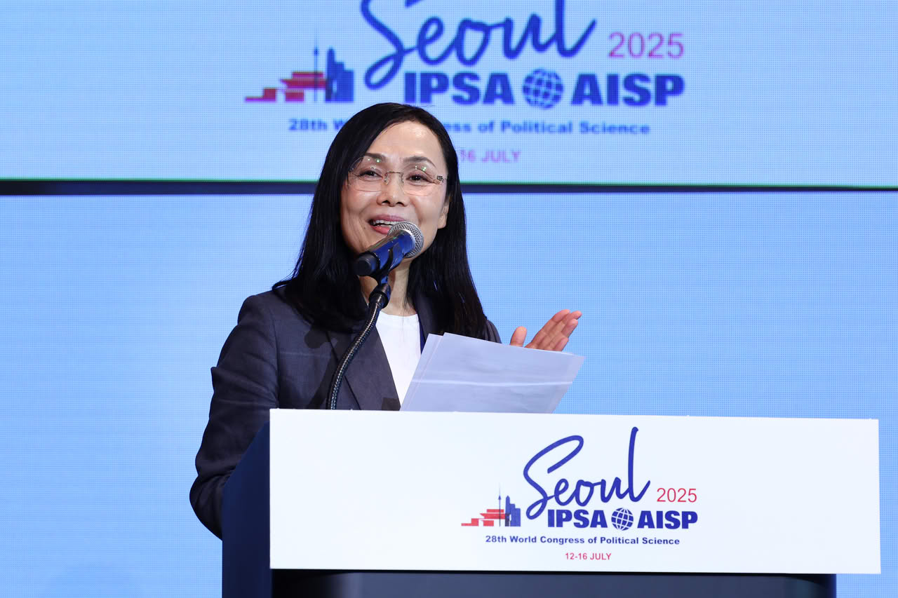 IPSA President Yuko Kasuya addresses the World Congress delegates at the Closing Ceremony.