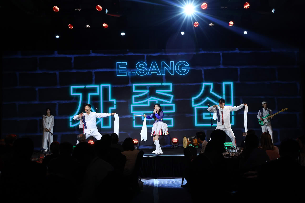 The ceremony concluded with a vibrant music performance by Gugak-Isang, a group of young traditional Korean musicians.