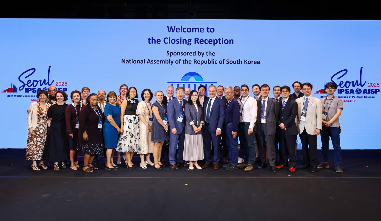 The IPSA Executive Committee members and the WC2025 Local Organizing Committee members at the Closing Ceremony on 16 July.