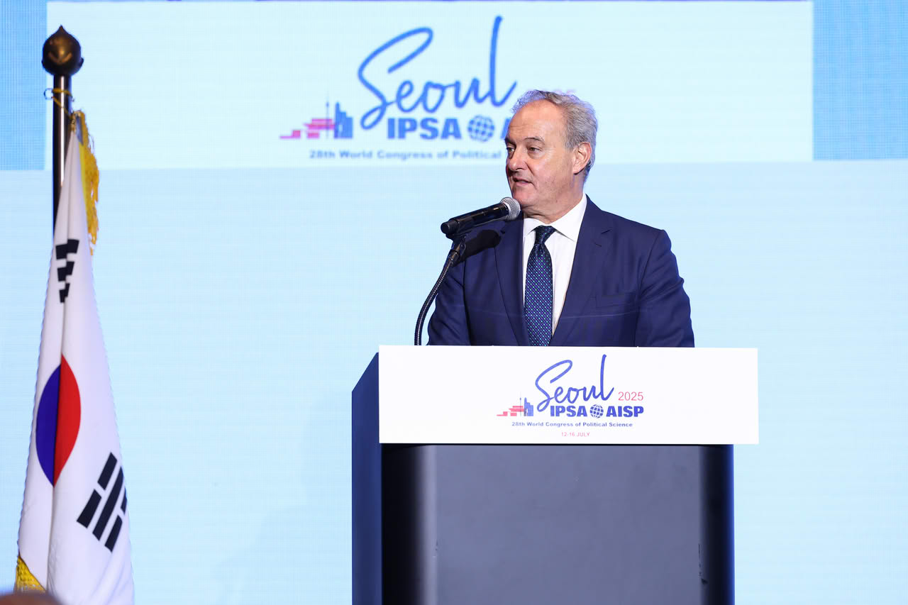 IPSA Past President Pablo Oñate.