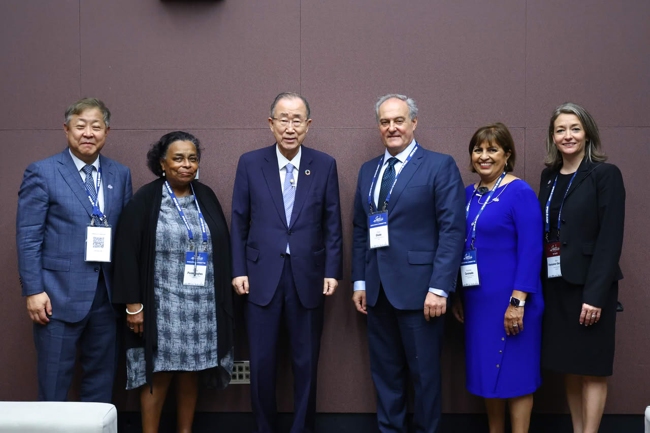 Photo (left to right): Euiyoung Kim (LOC Co-Chair), Dianne Pinderhughes (IPSA Past President), Ban Ki-moon (Former UN Secretary-General), Pablo Oñate (IPSA Past President), Irasema Coronado (WC2025 Program Co-Chair), and Kim Fontaine-Skronski (IPSA Executive Director).